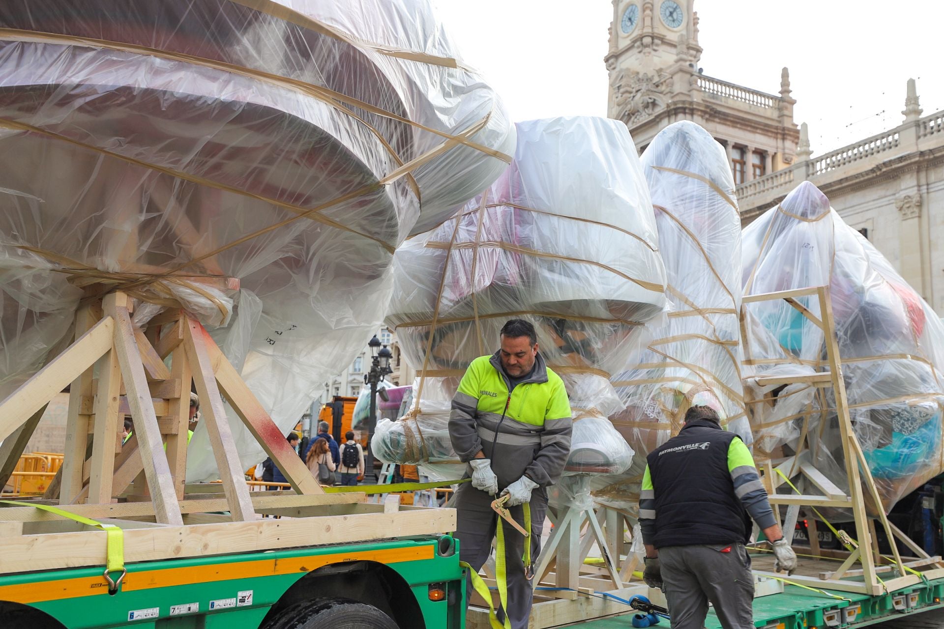 Las primeras piezas de la falla municipal de 2025 llegan a la plaza del Ayuntamiento