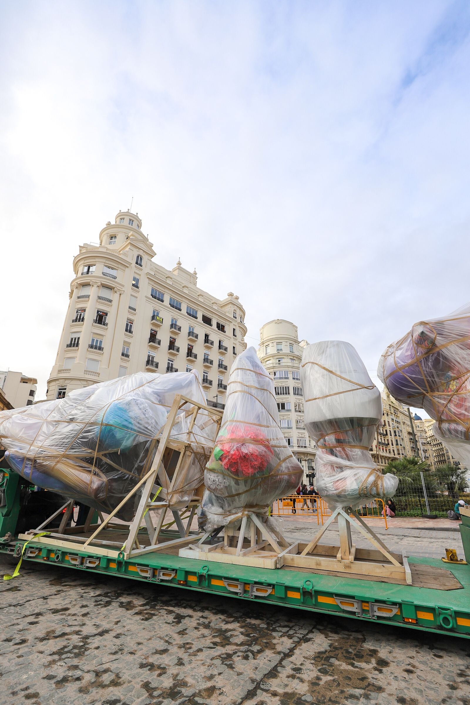 Las primeras piezas de la falla municipal de 2025 llegan a la plaza del Ayuntamiento