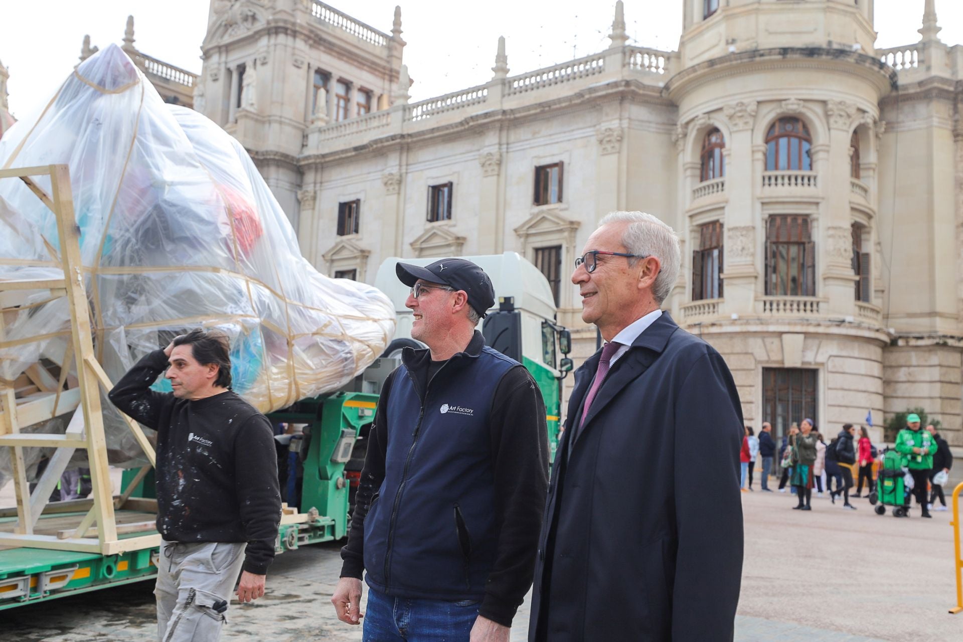 Las primeras piezas de la falla municipal de 2025 llegan a la plaza del Ayuntamiento