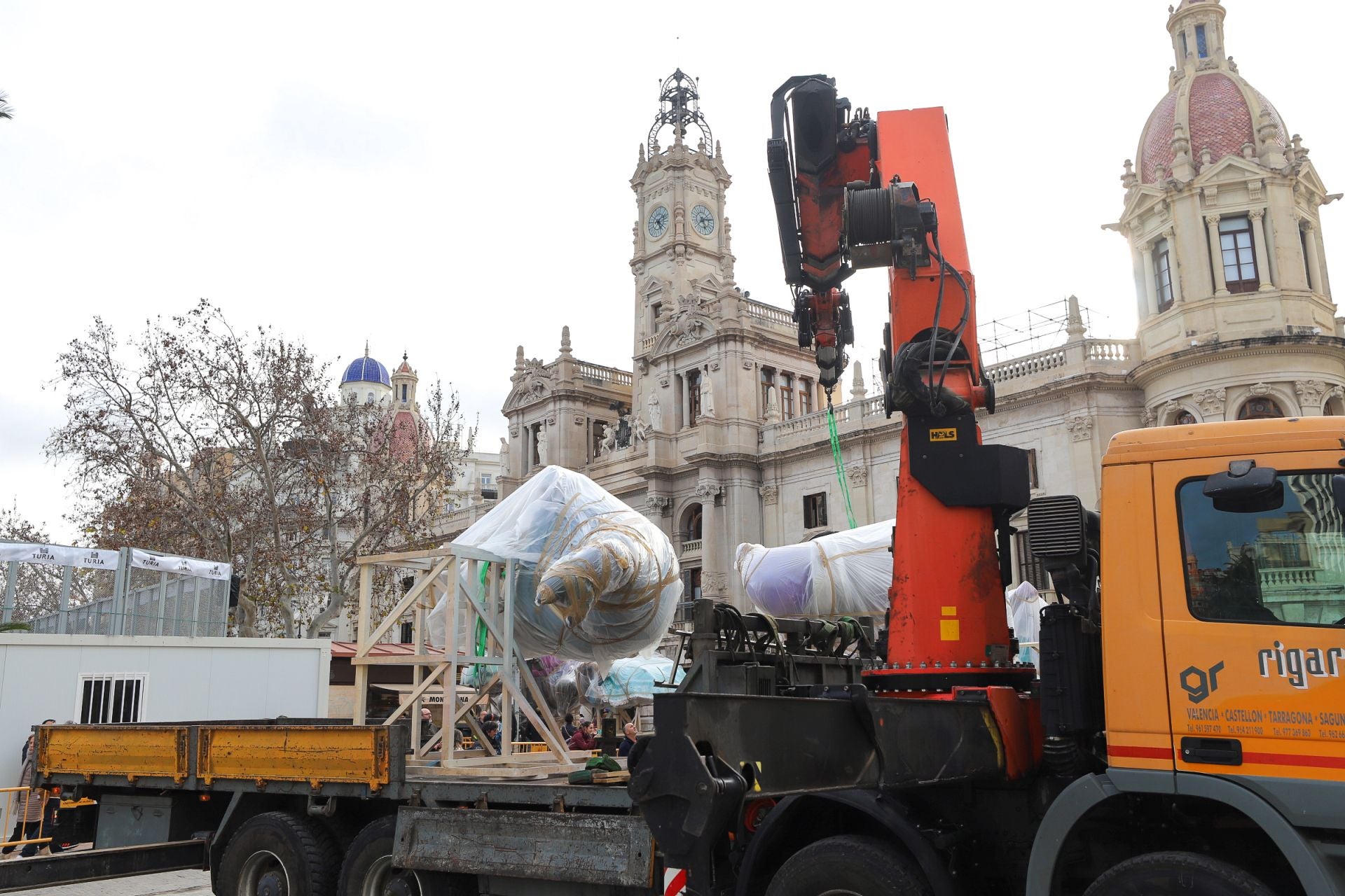 Las primeras piezas de la falla municipal de 2025 llegan a la plaza del Ayuntamiento