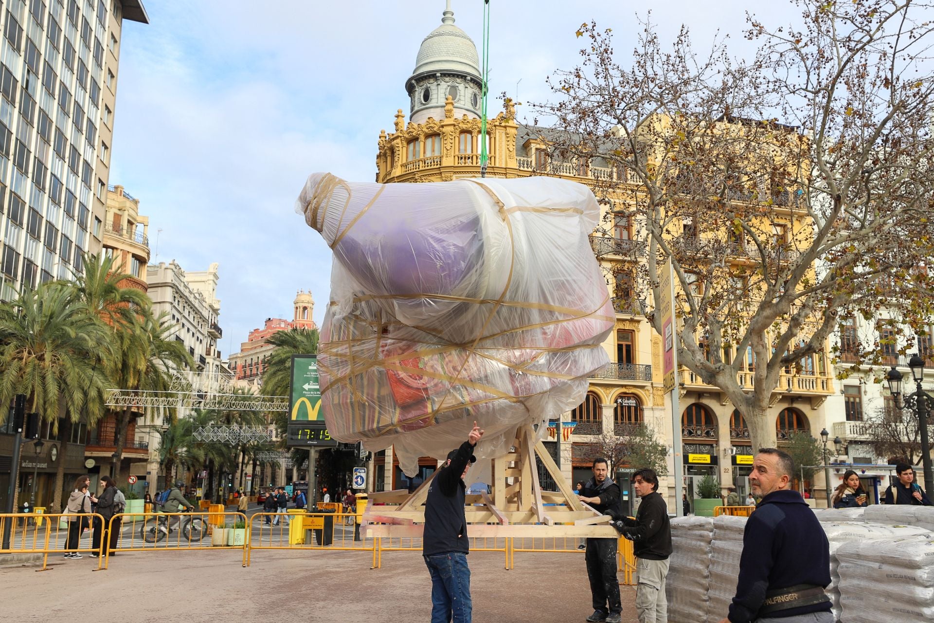 Las primeras piezas de la falla municipal de 2025 llegan a la plaza del Ayuntamiento