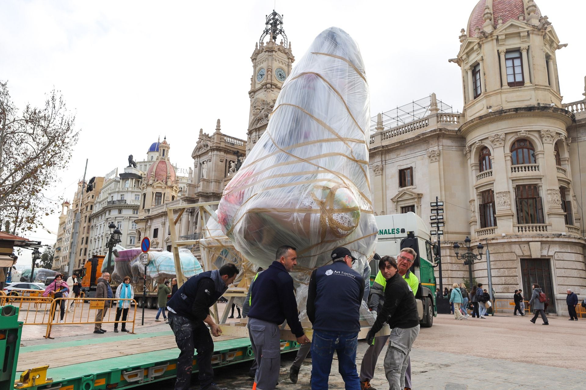 Las primeras piezas de la falla municipal de 2025 llegan a la plaza del Ayuntamiento