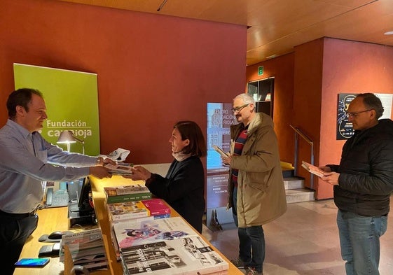 Entrega de libros durante la exposición