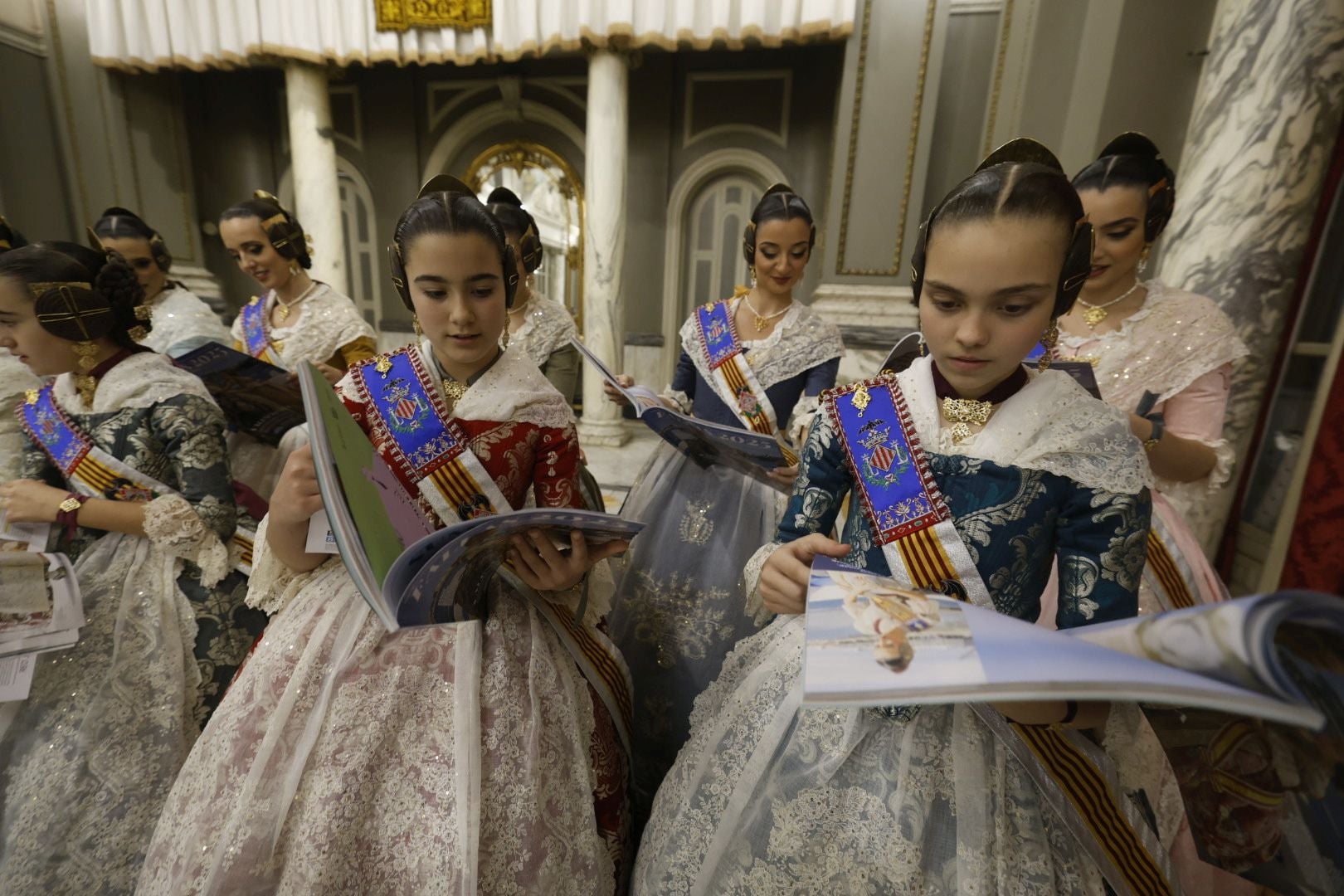 Las falleras mayores de Valencia 2025 reciben el suplemento de Fallas de LAS PROVINCIAS