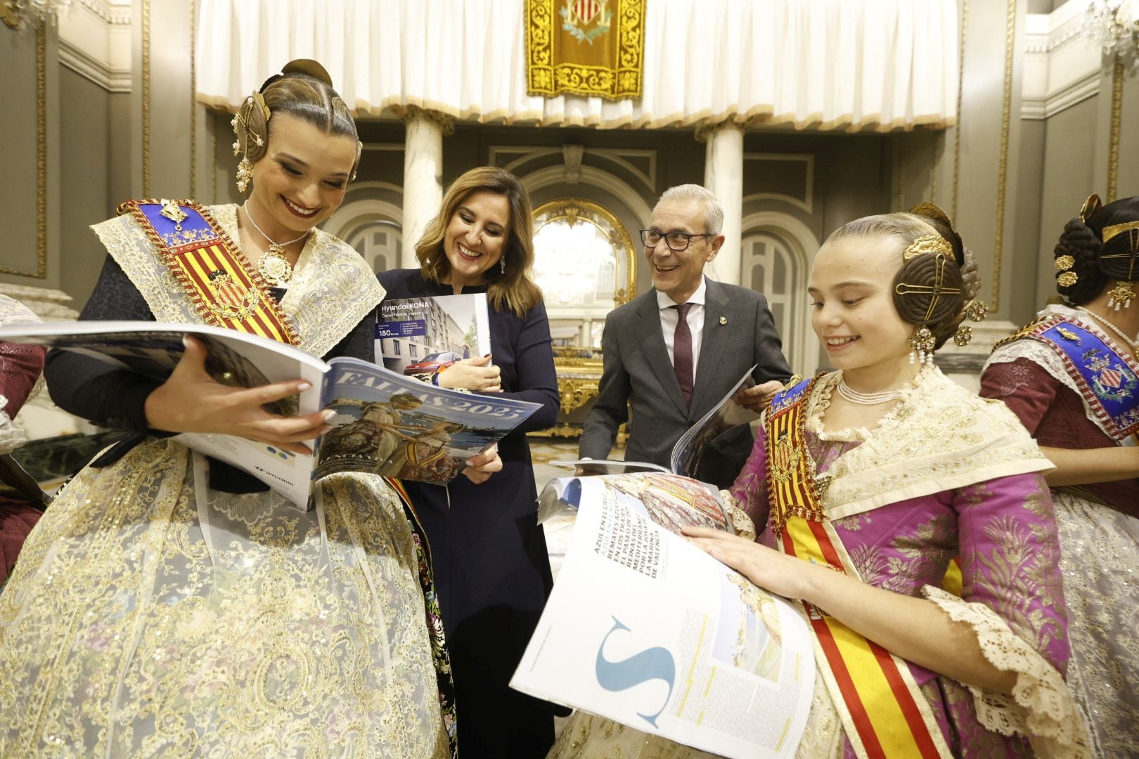 Las falleras mayores de Valencia 2025 reciben el suplemento de Fallas de LAS PROVINCIAS