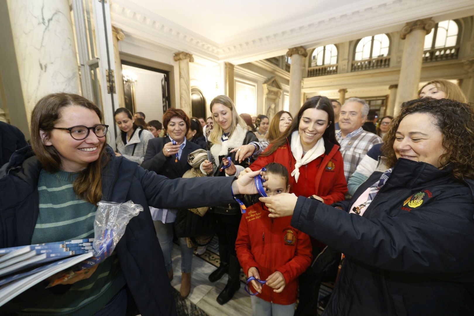 Las falleras mayores de Valencia 2025 reciben el suplemento de Fallas de LAS PROVINCIAS