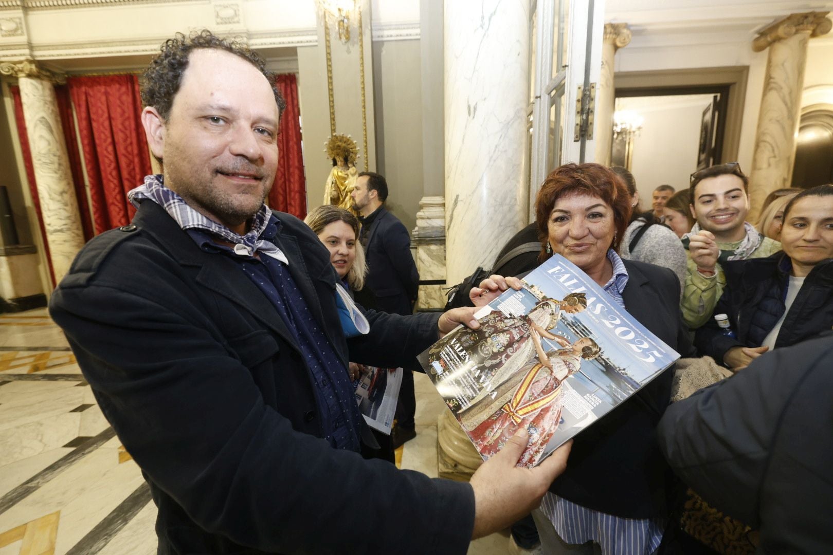 Las falleras mayores de Valencia 2025 reciben el suplemento de Fallas de LAS PROVINCIAS