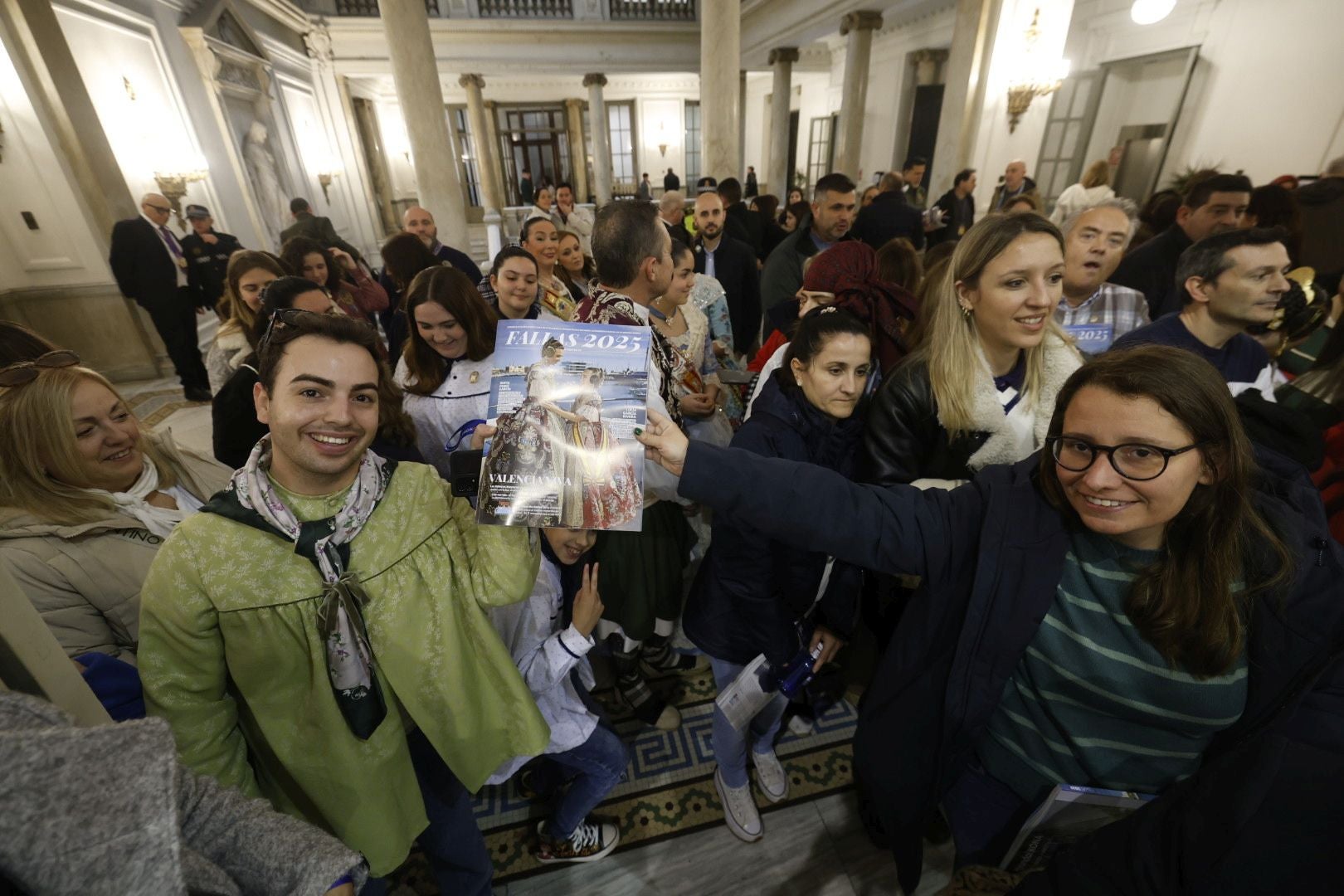 Las falleras mayores de Valencia 2025 reciben el suplemento de Fallas de LAS PROVINCIAS