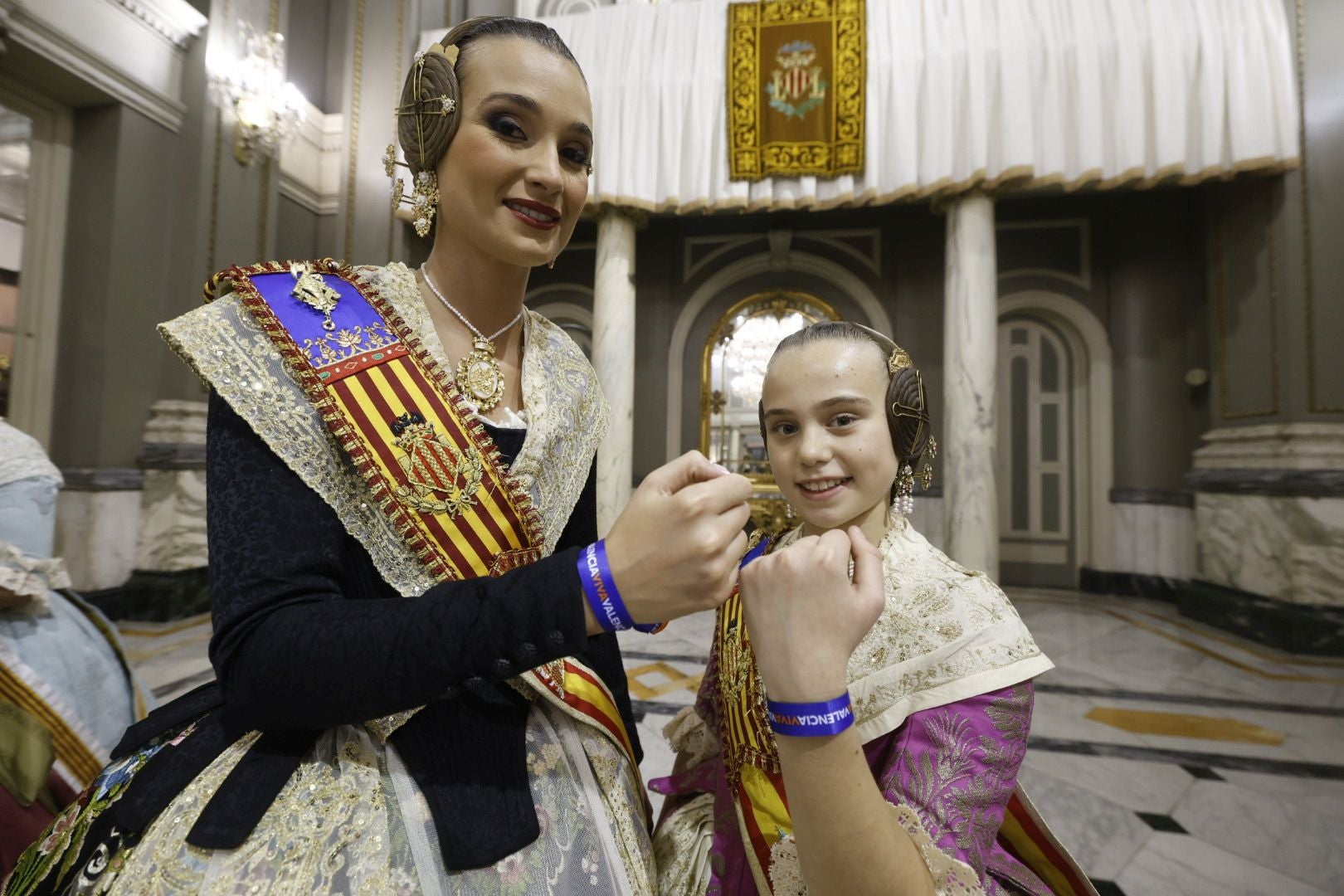 Las falleras mayores de Valencia 2025 reciben el suplemento de Fallas de LAS PROVINCIAS