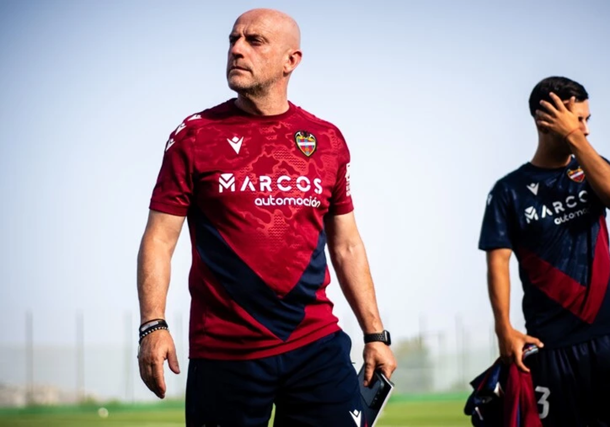 Julián Calero dirige una sesión de entrenamiento