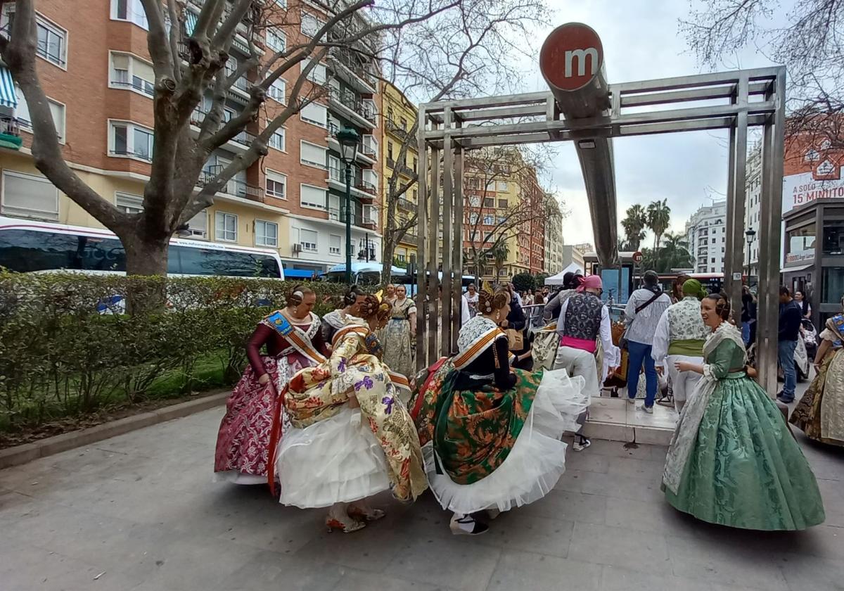 Falleras entrando en una estación de metro de Valencia.