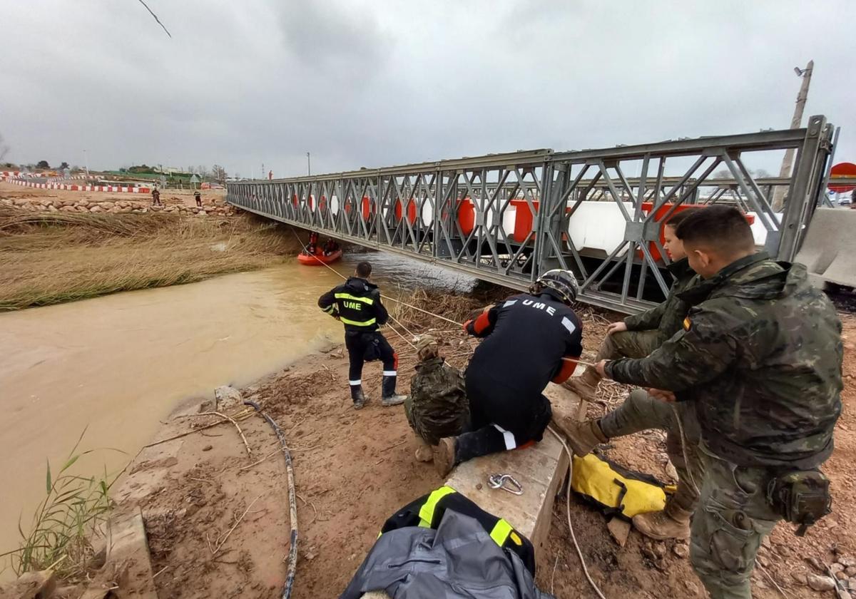 Trabajos de inspección del puente provisional, este viernes.