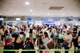 Pasajeros esperan en los mostradores de facturación de Ryanair.