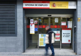 Un hombre pasa ante una oficina de empleo.