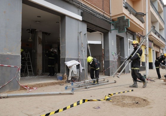 Los bomberos apuntalan un edificio en Paiporta.