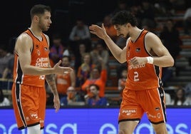 Jovic y Puerto se saludan durante un lance del partido.