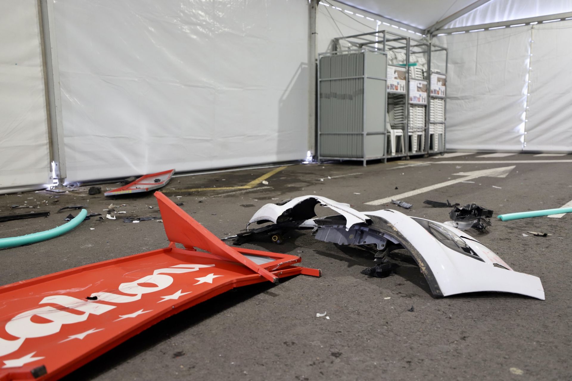 Un conductor ebrio irrumpe de madrugada en la carpa de Reino de València-Císcar