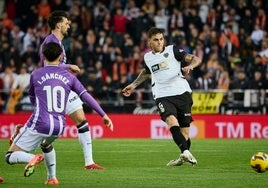 Barrenechea da un pase durante el partido contra el Valladolid.