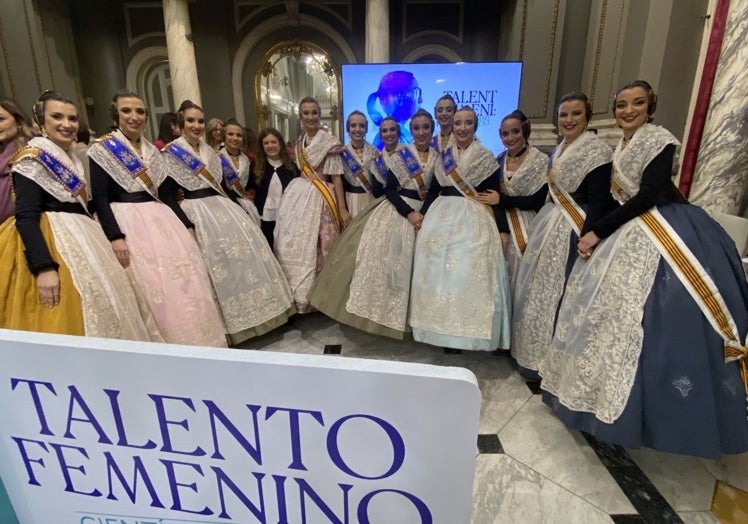 Ana Martín, de particular, científica premiada y fallera mayor de la comisión Blas Gámez, posando con Berta Peiró (FMV) y su corte.