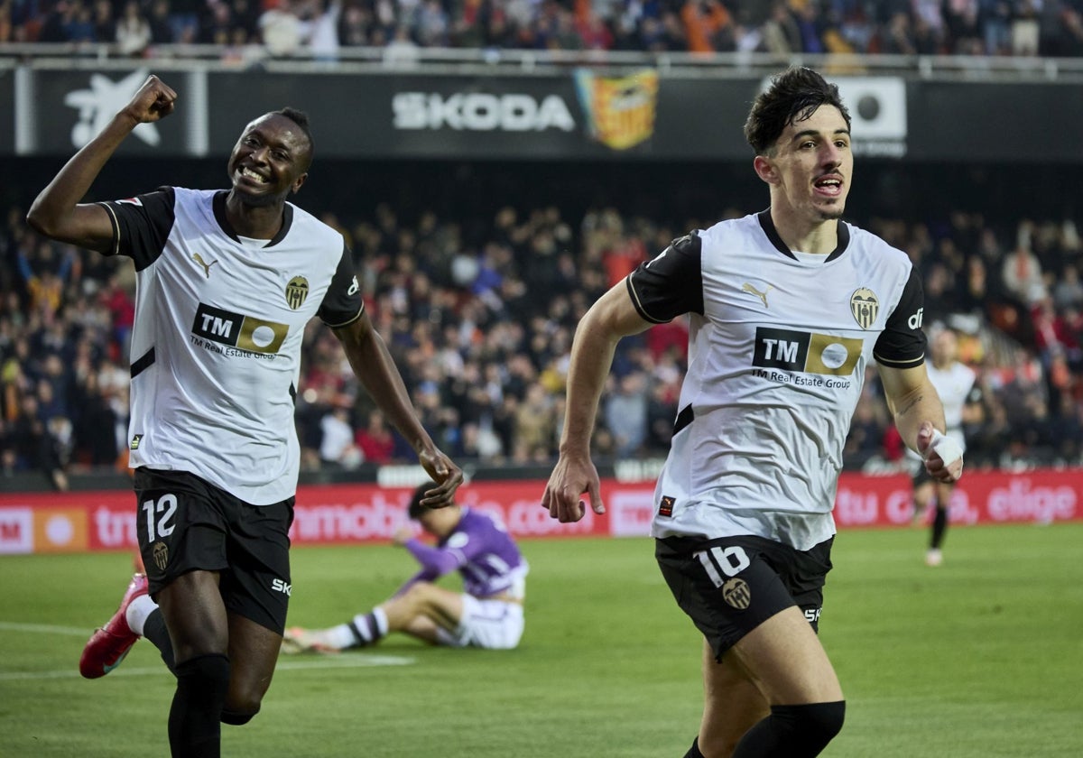 Sadiq y Diego López, tras el gol que anotó asturiano al Valladolid.