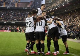 Los jugadores celebran el primer tanto de Diego López.