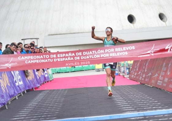 Meta del Duatlón relevos élite femenina.