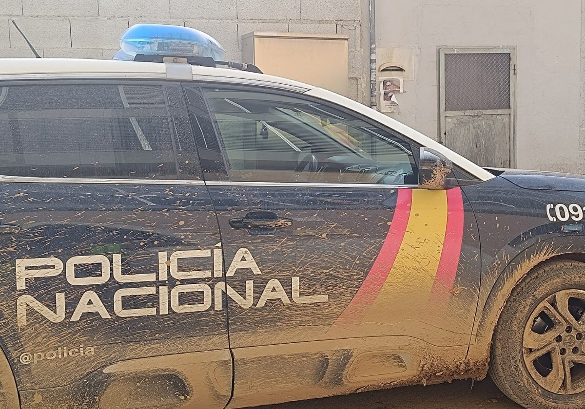 Un coche de la Policía Nacional manchado de barro en la zona de la dana.