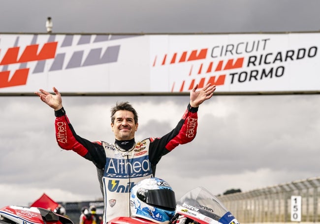 Carlos Checa, en la recta del Circuit durante su homenaje.