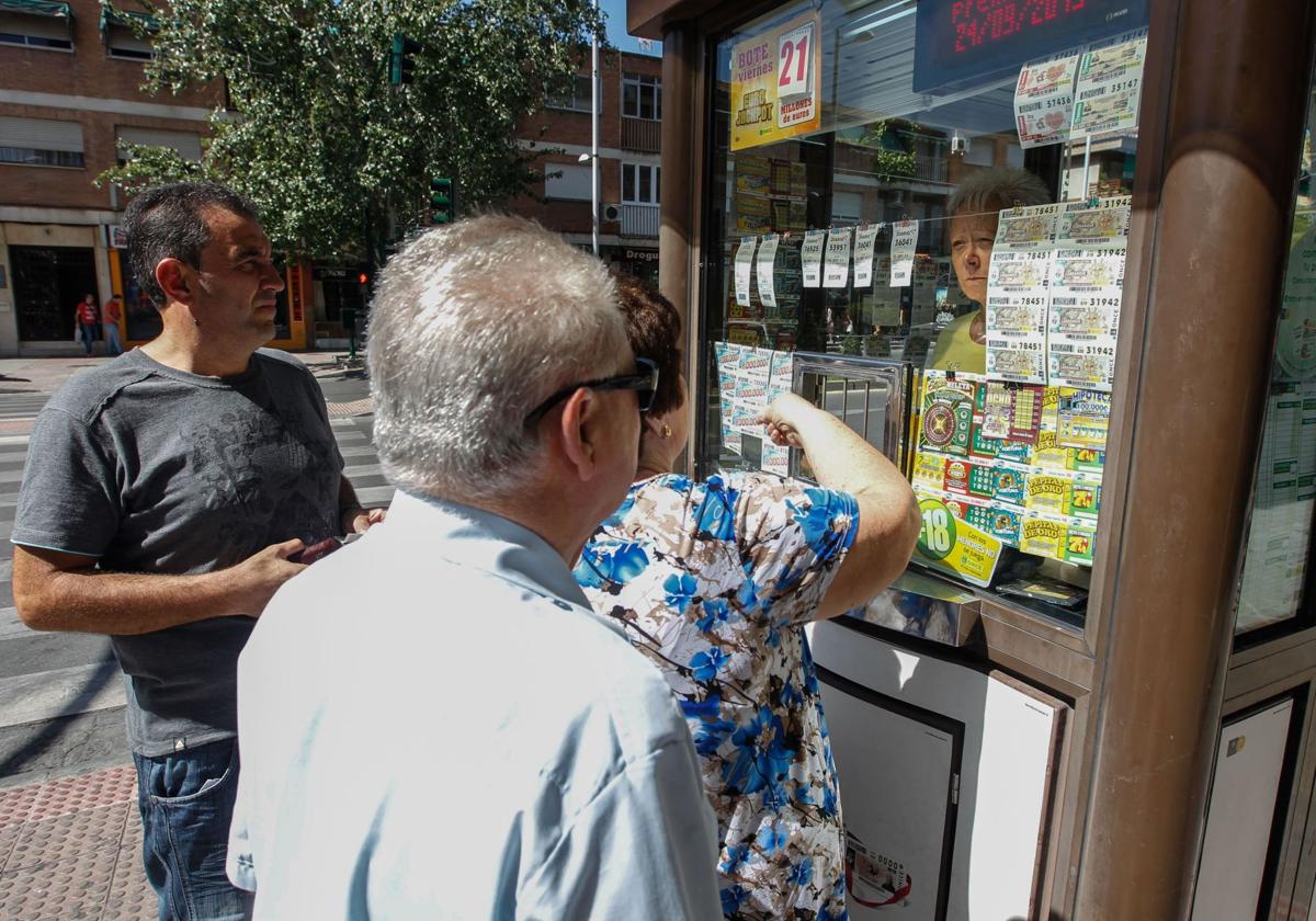 Venta de cupones de la once en un quiosco, en una imagen de archivo.