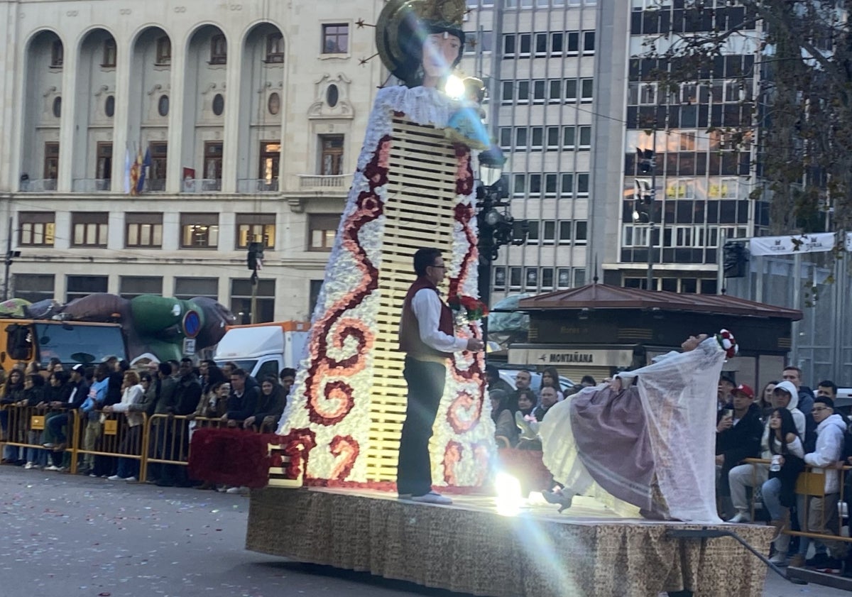 Imagen principal - Escena de la fallera a punto de resbalarse y figura del Perezoso que tenía que haber salido de colofón en la Cabalgata del Ninot la semana pasada, ya tapada con plásticos en la plaza.