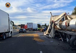 Al menos dos camiones están involucrados en el siniestro.