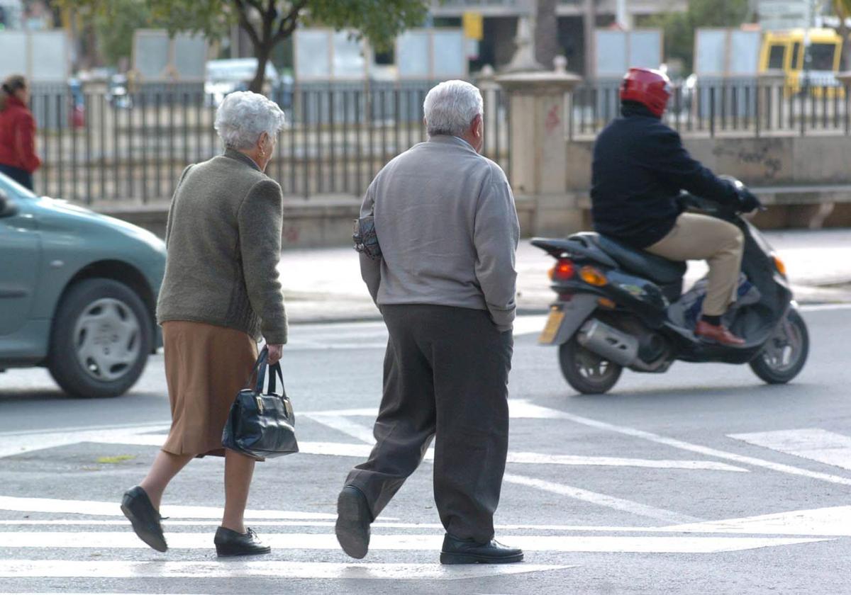 Una pareja de jubilados paseando.