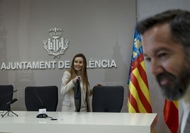 Los exconcejales de Vox Juanma Badenas y Cecilia Herrero en rueda de prensa del Ayuntamiento de Valencia.