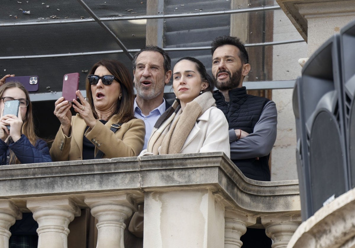 Voro y Carlos Corberán, en el balcón del Ayuntamiento en la mascletà.