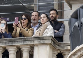 Voro y Carlos Corberán, en el balcón del Ayuntamiento en la mascletà.