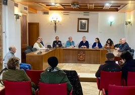 El alcalde de L'Eliana, Salva Torrent, se reunió con el vecindario para reivindicar una solución definitiva.
