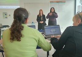La concejala, María José Panach, y Karen Acuña.