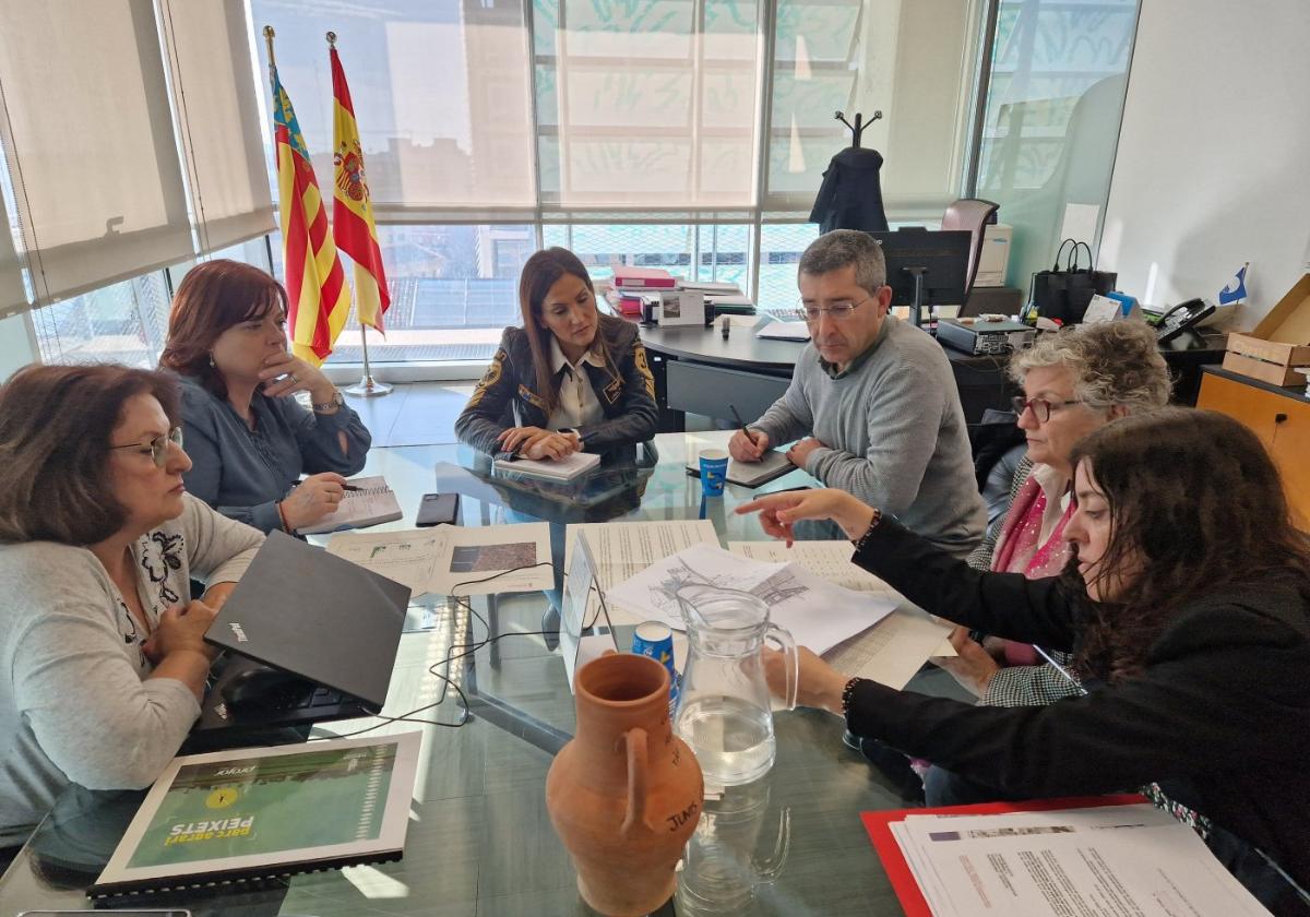 Reunión par abordar la problemática de la contaminación de las acequias y los cierres de playas.