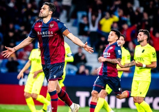 Vicente Iborra, celebrando su gol de penalti ante el Cartagena.