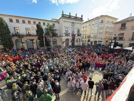 Fallers de Gandia concentrados durante un acto en el ayuntamiento de la ciudad.