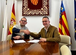 Momento de la firma del convenio entre el alcalde y el presidente de Associem.