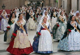 Varias falleras en la Ofrenda del año pasado.