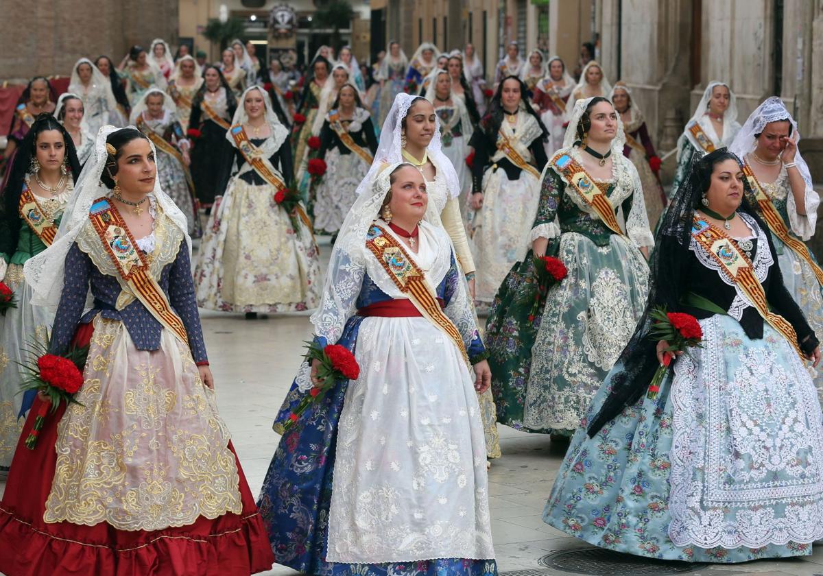 Varias falleras en la Ofrenda del año pasado.