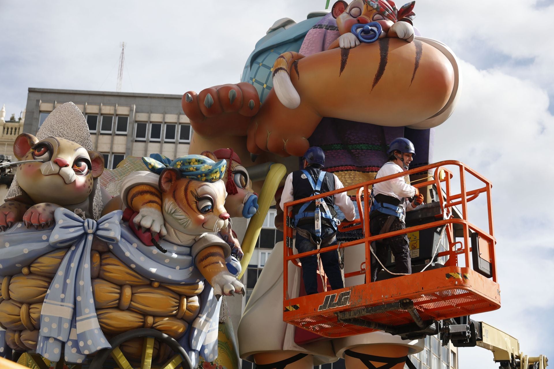 Las fallas ya dan la cara en las calles de Valencia