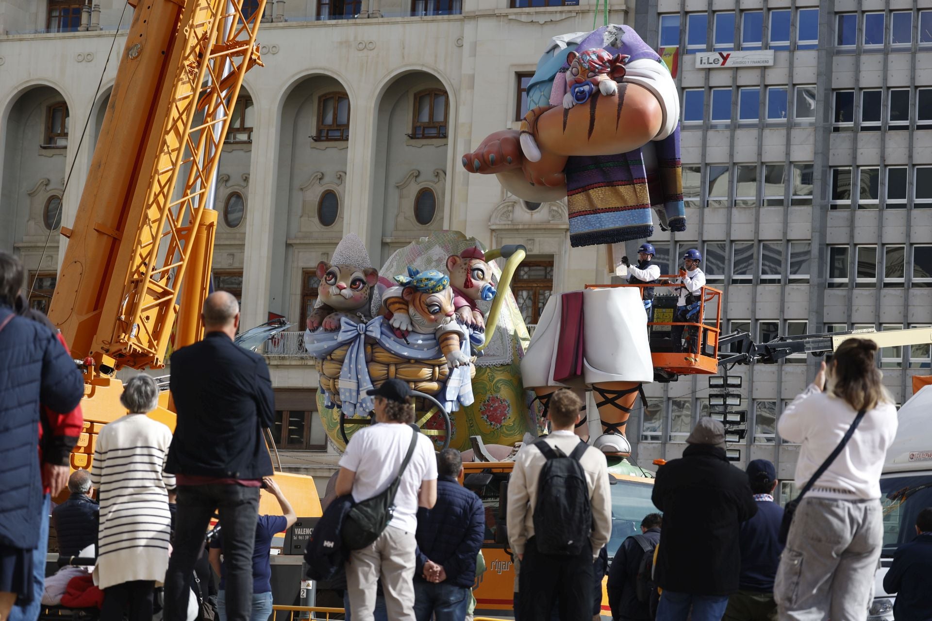 Arranca la plantà de las fallas sección Especial y plaza Ayuntamiento.