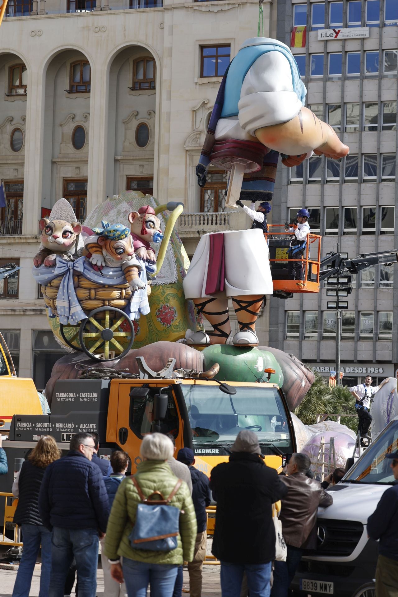 Las fallas ya dan la cara en las calles de Valencia