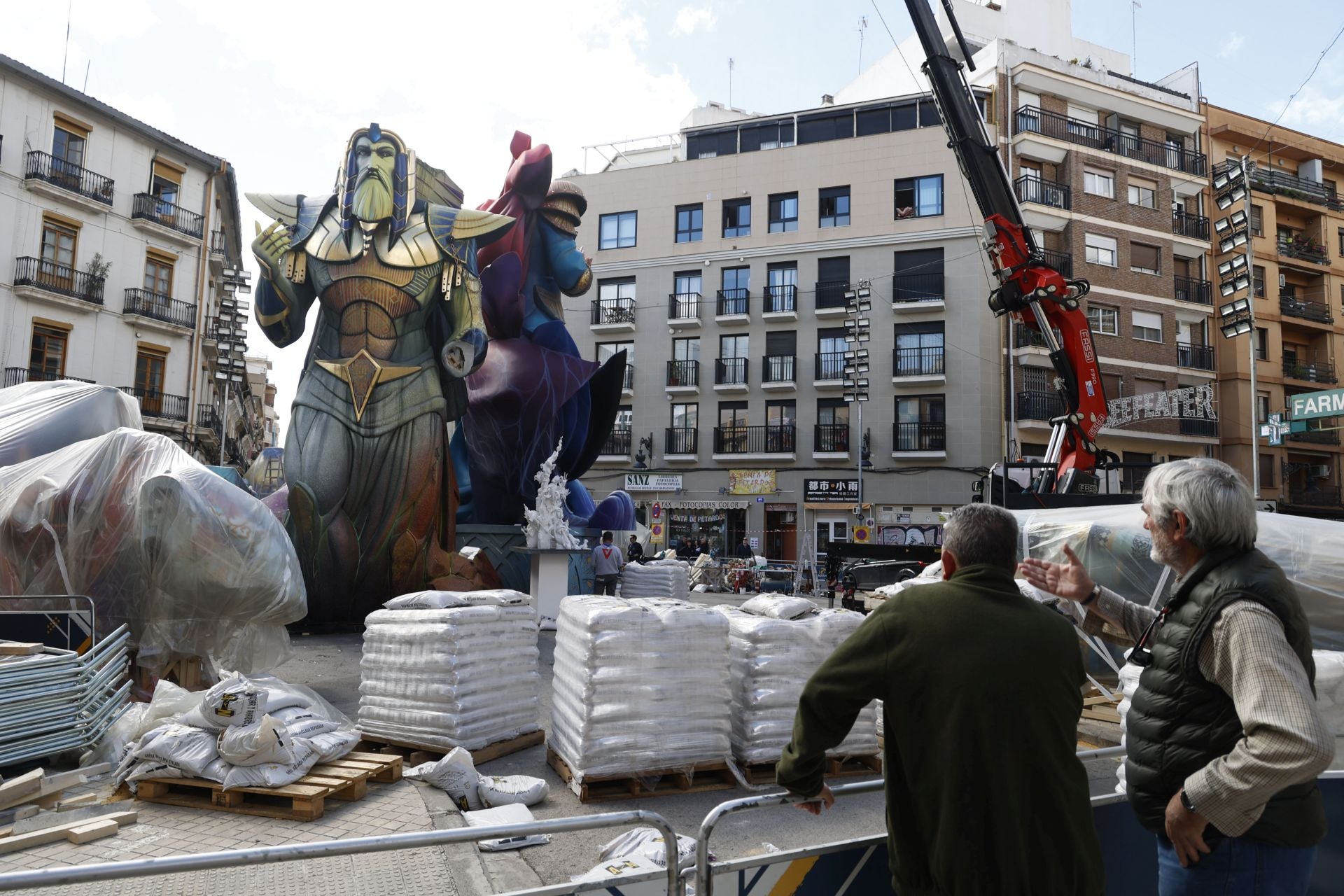 Las fallas ya dan la cara en las calles de Valencia