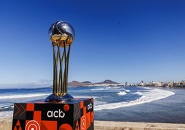 El trofeo de la Copa del Rey a su llegada a Gran Canaria para la edición de 2025.