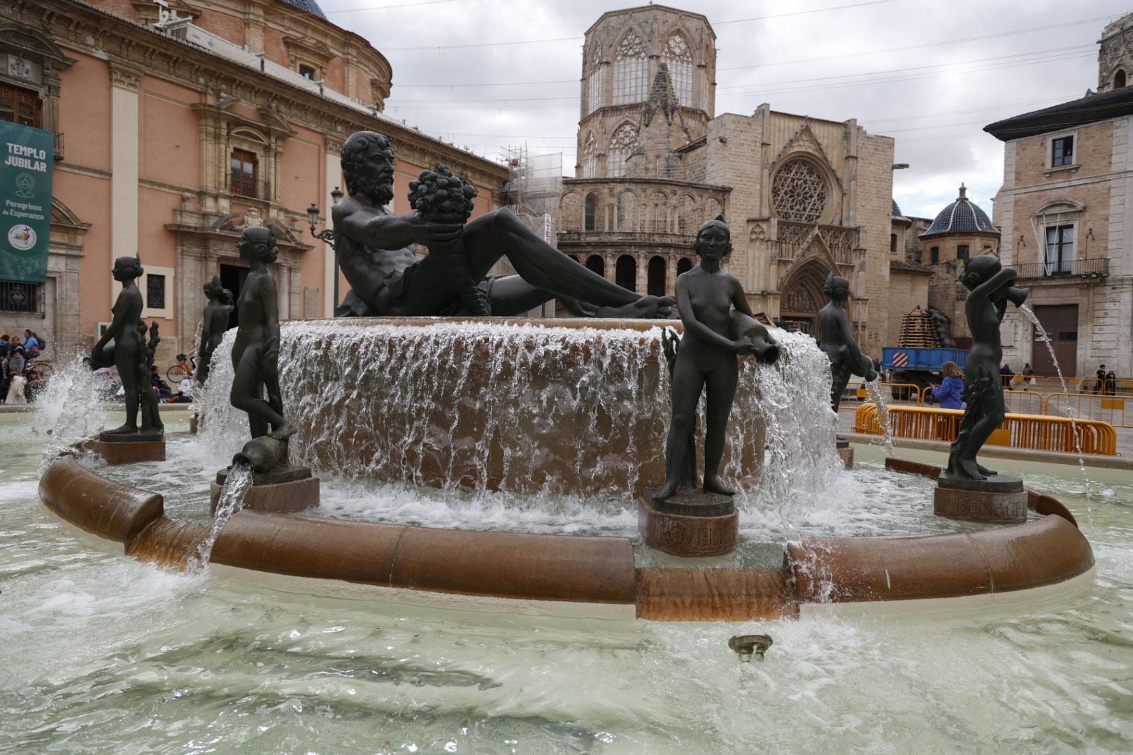 La fuente de la plaza de la Virgen se engalana para la Ofrenda