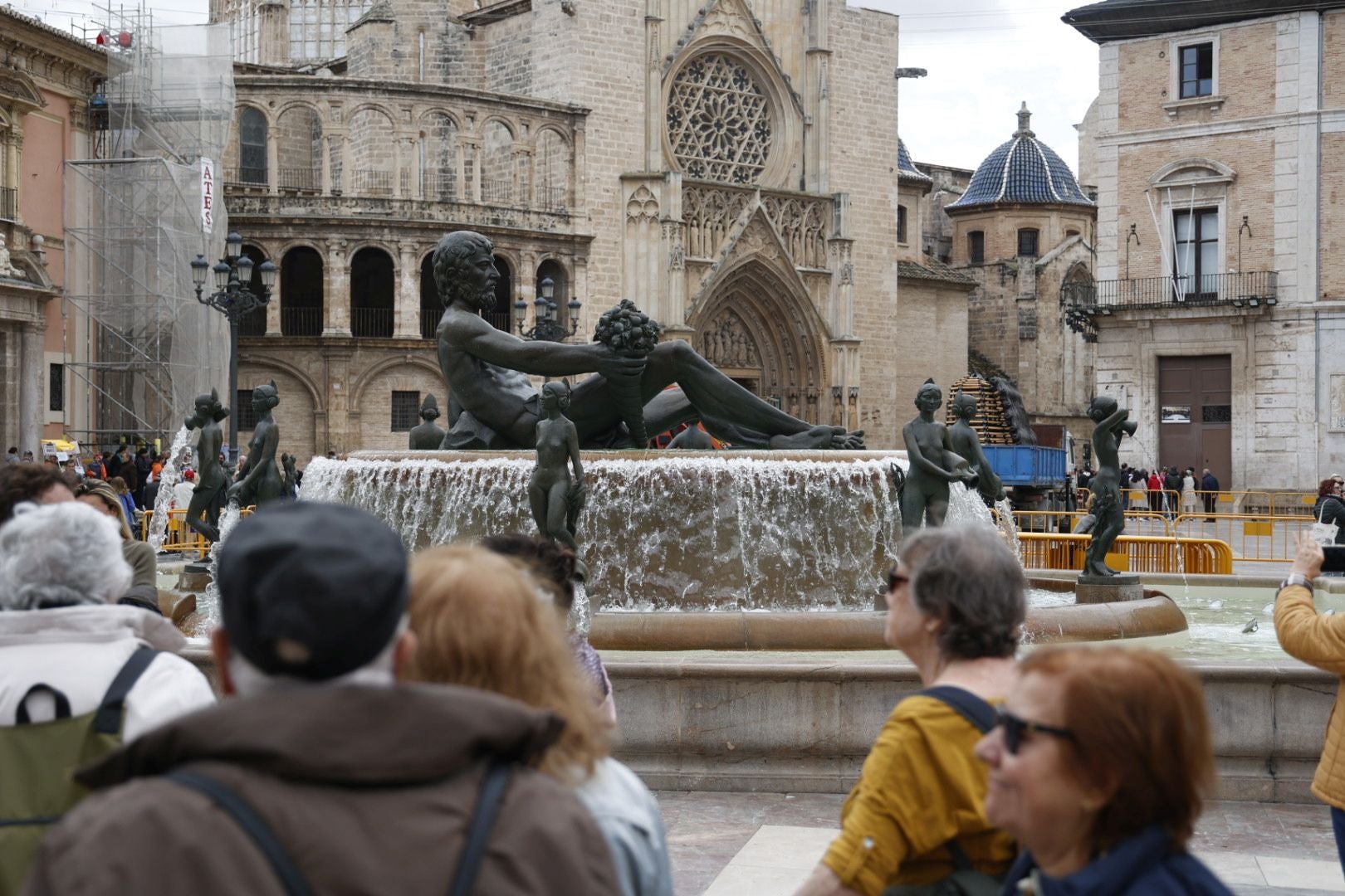 La fuente de la plaza de la Virgen se engalana para la Ofrenda